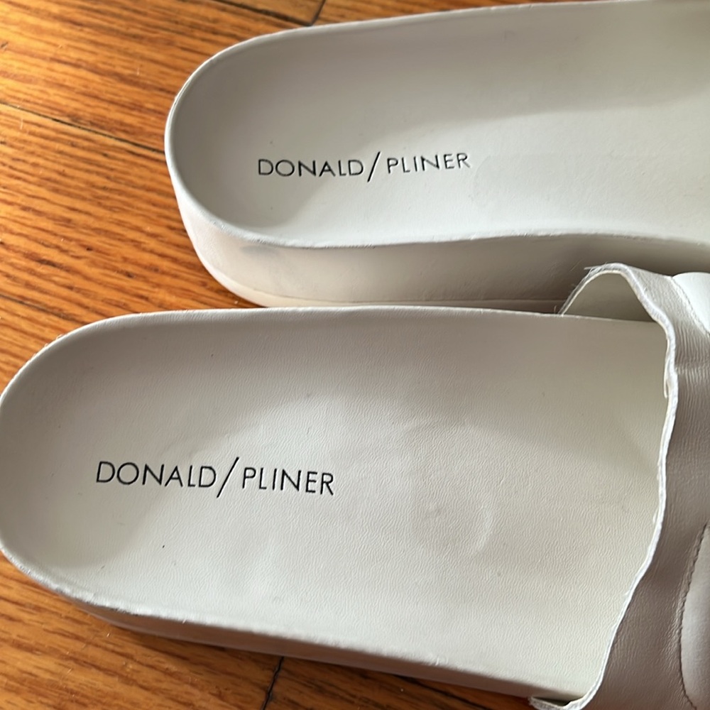 Donald Pliner slides size 8 - Picture 3 of 8